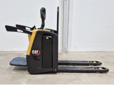 Transpaleta Electrica con plataforma caterpillar NPV20N3 (LITIO) - 3964010 | Europea de Carretillas