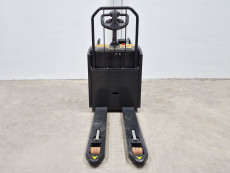 Transpaleta Electrica con plataforma caterpillar NPV20N3 (LITIO) - 3964010 | Europea de Carretillas