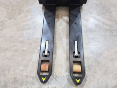 Transpaleta Electrica con plataforma caterpillar NPV20N3 (LITIO) - 3964010 | Europea de Carretillas