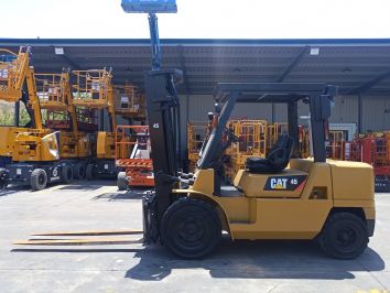 Carretilla Elevadora Diesel CATERPILLAR DP45K