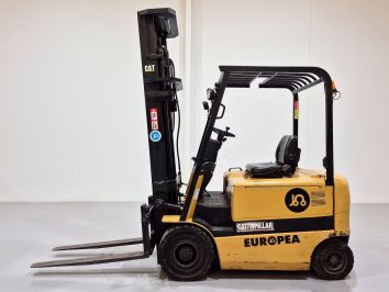 Carretilla Elevadora Electrica 4 ruedas CATERPILLAR EP25K PAC