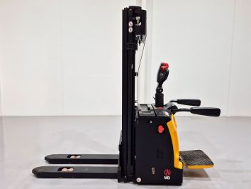 Apilador Electrico con plataforma MB FORKLIFT RSL161 (Litio) 24V 205Ah