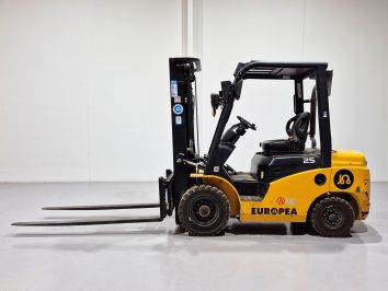 Carretilla Elevadora Diesel MB FORKLIFT CPCD25T8-G51
