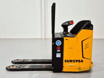 Transpaleta Electrica con plataforma MB FORKLIFT KPL201H