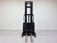 Carretilla Retractil conductor sentado caterpillar NR14N2HS (Litio) - 3455002 | Europea de Carretillas