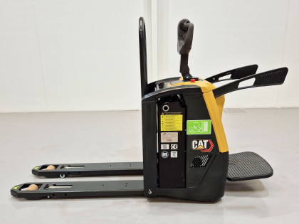 Transpaleta Electrica con plataforma caterpillar NPV20N3 (LITIO) - 3964011 | Europea de Carretillas