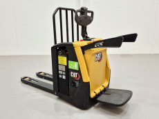 Transpaleta Electrica con plataforma caterpillar NPV20N3 (LITIO) - 3964012 | Europea de Carretillas