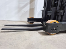 Carretilla Retractil conductor sentado caterpillar NR16N3H (Litio) - 3908006 | Europea de Carretillas
