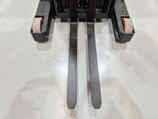 Carretilla Retractil conductor sentado caterpillar NR16N3H (Litio) - 3908007 | Europea de Carretillas