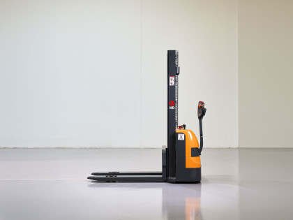Apilador Electrico conductor a pie - Capacidad 1200 Kg - Elevación estandar AP12 2