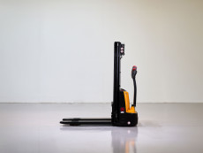 Apilador Electrico conductor a pie - Capacidad 1200 Kg - Elevación estandar AP12