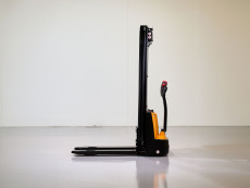 Apilador Electrico conductor a pie - Capacidad 1200 Kg - Elevación estandar AP12