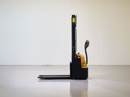 Apilador Electrico conductor a pie - Capacidad 1200 Kg - Elevación estandar AP12