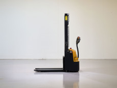 Apilador Electrico conductor a pie - Capacidad 1200 Kg - Elevación estandar AP12