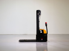 Apilador Electrico conductor a pie - Capacidad 1600 Kg y 2000 Kg - Elevación libre y mástil triple AP16 AP20