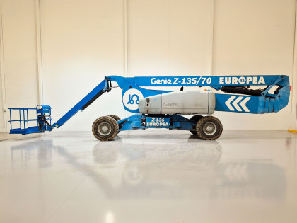 Plataforma Elevadora Articulada Diesel - 43 metros de altura de trabajo PAD43