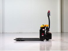 Transpalet - TRANSPALET ELECTRICO CAMIÓN. Capacidad 1.500KG (PESO  250Kg; CLASE 3.1) TE15