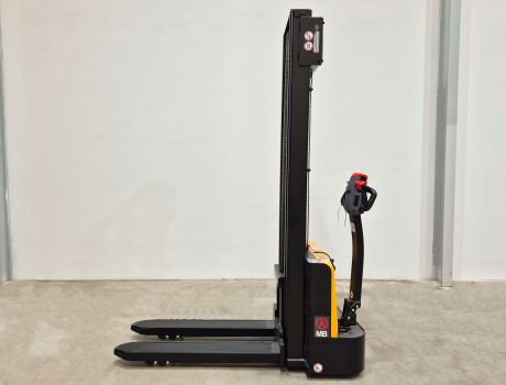 Apilador Electrico conductor a pie - Capacidad 1200 Kg - Elevación estandar AP12