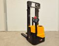 Apilador Electrico conductor a pie - Capacidad 1600 Kg y 2000 Kg - Elevación libre y mástil triple AP16 AP20