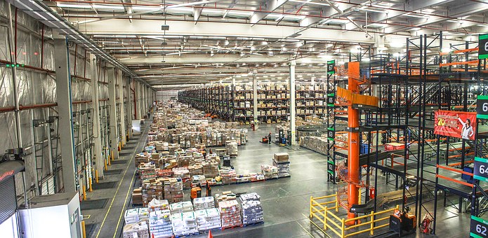 Así afecta el incremento del comercio electrónico al sector logístico: perfiles profesionales más demandados para manejar carretillas y maquinaria de almacén
